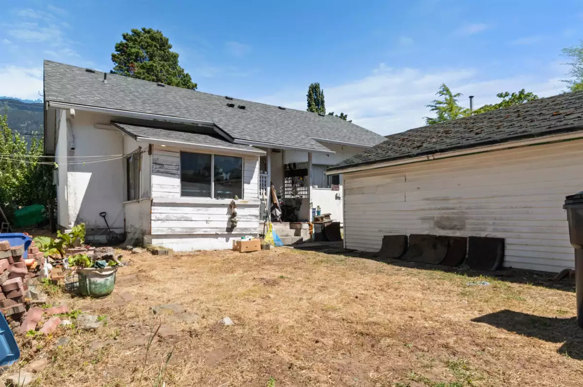 Outdoor Patio Photo of 586 6th Avenue, Hope, BC
