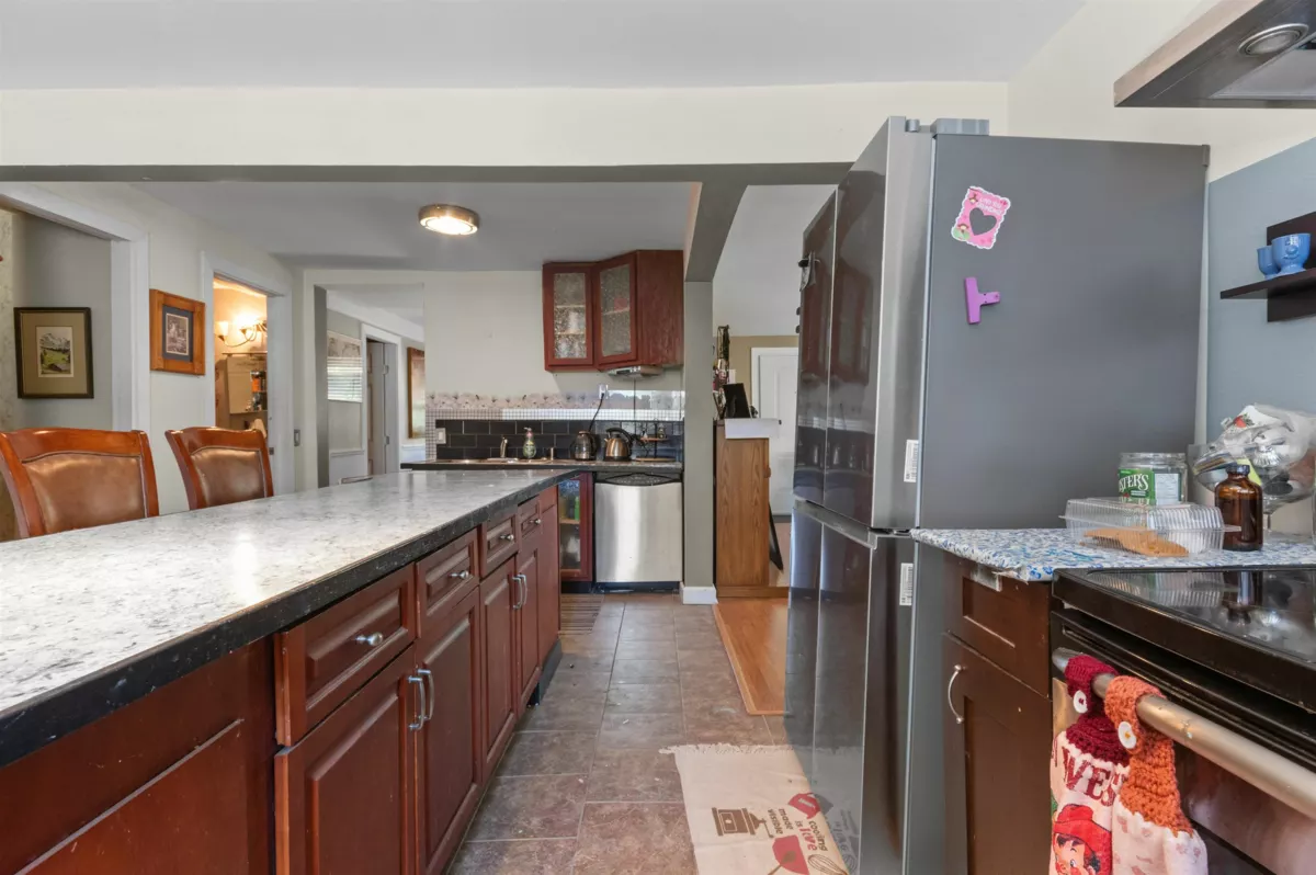 Primary Bathroom Photo of 586 6th Avenue, Hope, BC