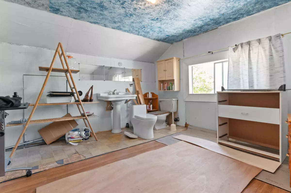 Staircase Photo of 586 6th Avenue, Hope, BC