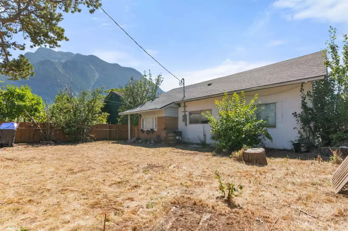 Swimming Pool Photo of 586 6th Avenue, Hope, BC