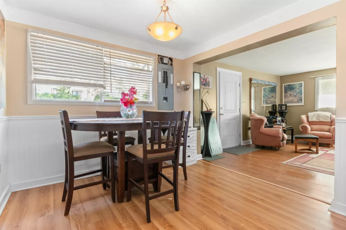 Walk-In Closet Photo of 586 6th Avenue, Hope, BC