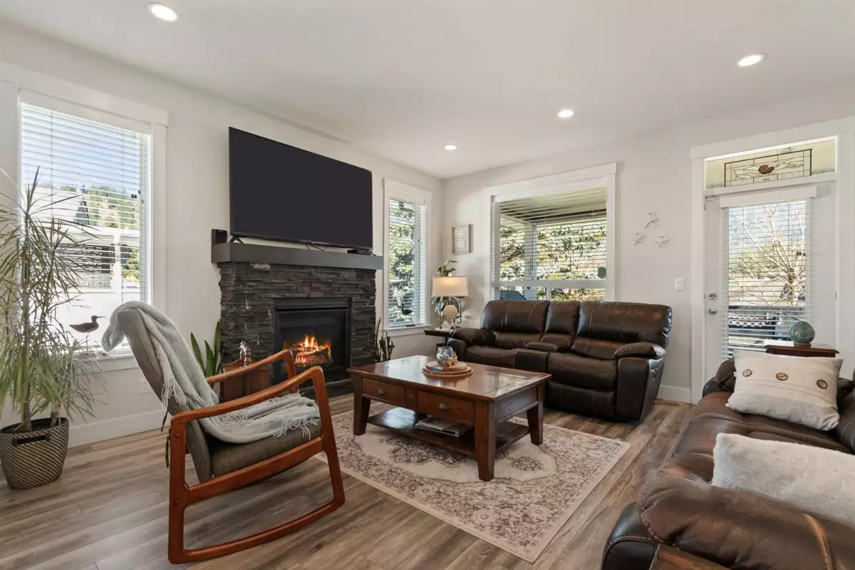 Primary Bathroom Photo of 21002 Swallow Place, Hope, BC