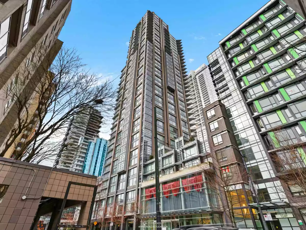 Front Yard Photo of 3305 1283 Howe Street, Vancouver, BC