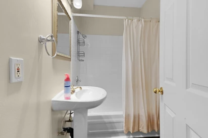Laundry Room Photo of 13385 60 Avenue, Surrey, BC