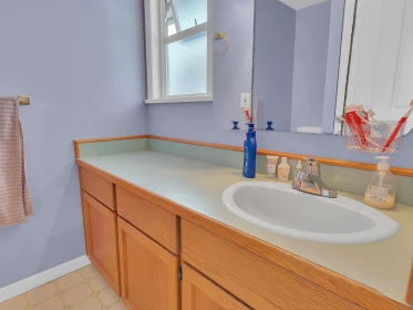 Guest Bathroom Photo of 32337 Nakusp Drive, Abbotsford, BC