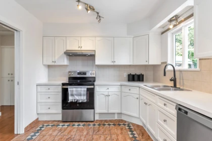 Kitchen Island Photo of 7958 Taulbut Street, Mission, BC