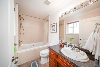 Powder Room Photo of 1312 Tenth Avenue, New Westminster, BC