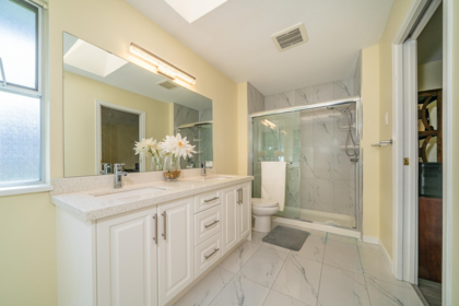 Entry Foyer Photo of 14206 20 Avenue, Surrey, BC