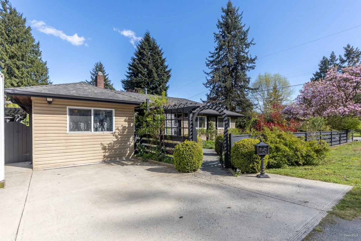 Family Room Photo of 14735 109a Avenue, Surrey, BC