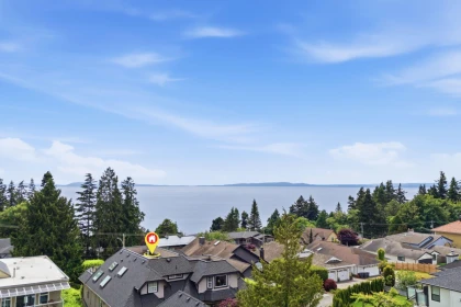 Breakfast Nook Photo of 13407 Marine Drive, Surrey, BC