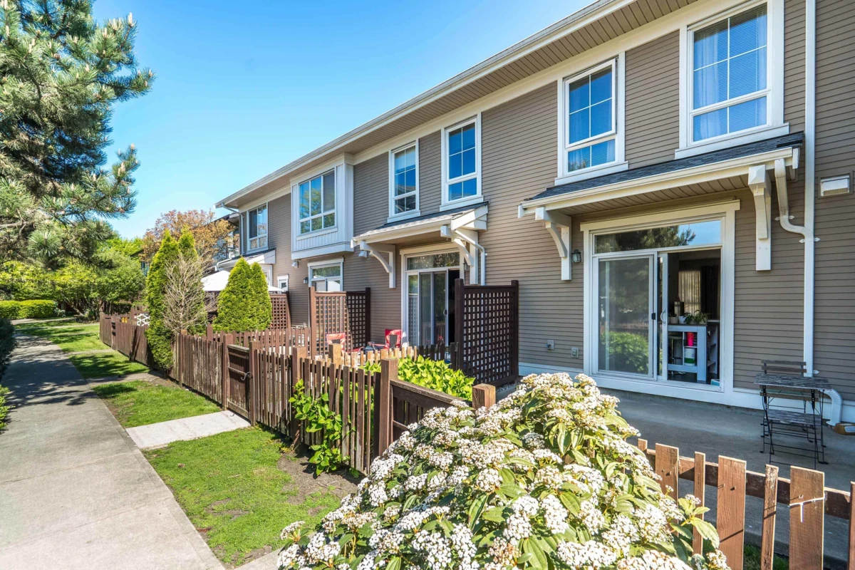 Family Room Photo of 26 19505 68a Avenue, Surrey, BC