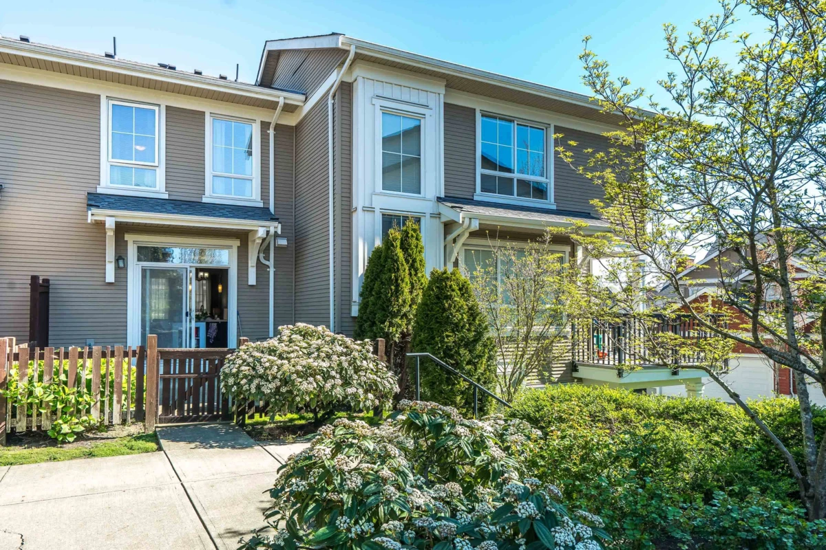 Living Room Photo of 26 19505 68a Avenue, Surrey, BC