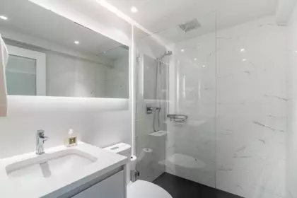 Guest Bathroom Photo of 807 150 24th Street, West Vancouver, BC