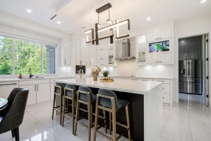 Kitchen Island Photo of 16577 29a Avenue, Surrey, BC