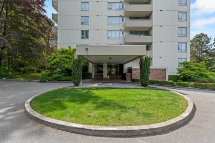 Swimming Pool Photo of 2001 5645 Barker Avenue, Burnaby, BC