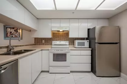 Kitchen Island Photo of 1305 1190 Pipeline Road, Coquitlam, BC