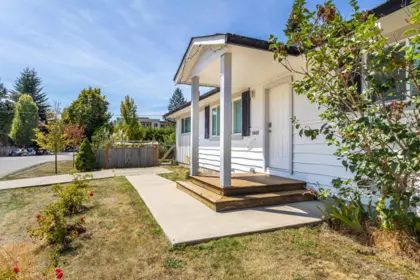 5605 Ocean Avenue, Sechelt, BC, Sechelt — Single Family Residence for sale