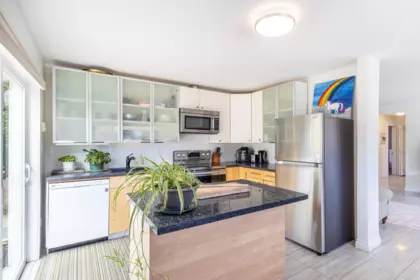 Kitchen Island Photo of 5605 Ocean Avenue, Sechelt, BC
