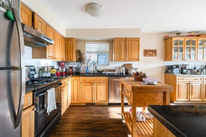 Kitchen Island Photo of 13257 14a Avenue, Surrey, BC