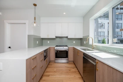 1 676 E 22nd Avenue, Vancouver, BC, Vancouver — Half Duplex for sale