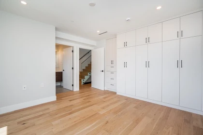 Laundry Room Photo of 1 676 E 22nd Avenue, Vancouver, BC