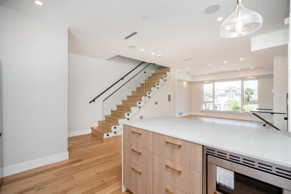 Mudroom Photo of 1 676 E 22nd Avenue, Vancouver, BC