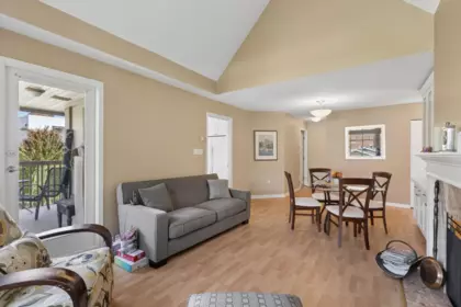 Kitchen Island Photo of 505 2059 Chesterfield Avenue, North Vancouver, BC