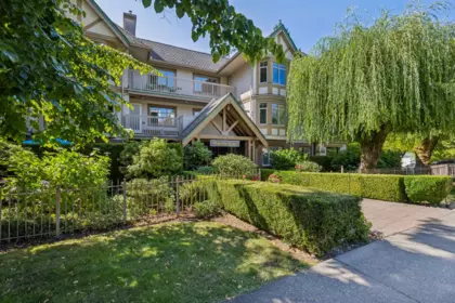 Neighborhood Park Photo Near 505 2059 Chesterfield Avenue, North Vancouver, BC