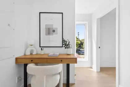 Entry Foyer Photo of 1 2124 E 8 Avenue, Vancouver, BC