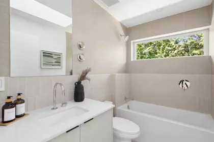 Hallway Photo of 1 2124 E 8 Avenue, Vancouver, BC