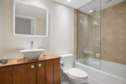 Entry Foyer Photo of 3 886 Broughton Street, Vancouver, BC