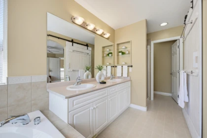 Guest Bathroom Photo of 24070 Hill Avenue, Maple Ridge, BC