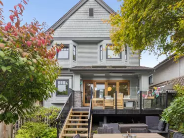 Front Yard Photo of 917 W 20th Avenue, Vancouver, BC