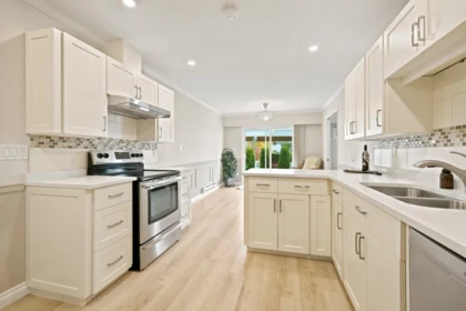 Kitchen Island Photo of 129 32691 Garibaldi Drive, Abbotsford, BC