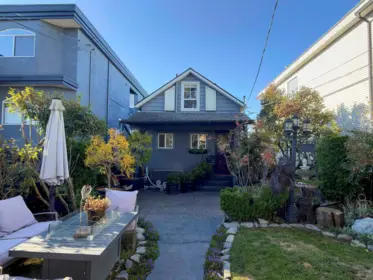 15582 Victoria Avenue, White Rock, BC, White Rock — Single Family Residence for sale