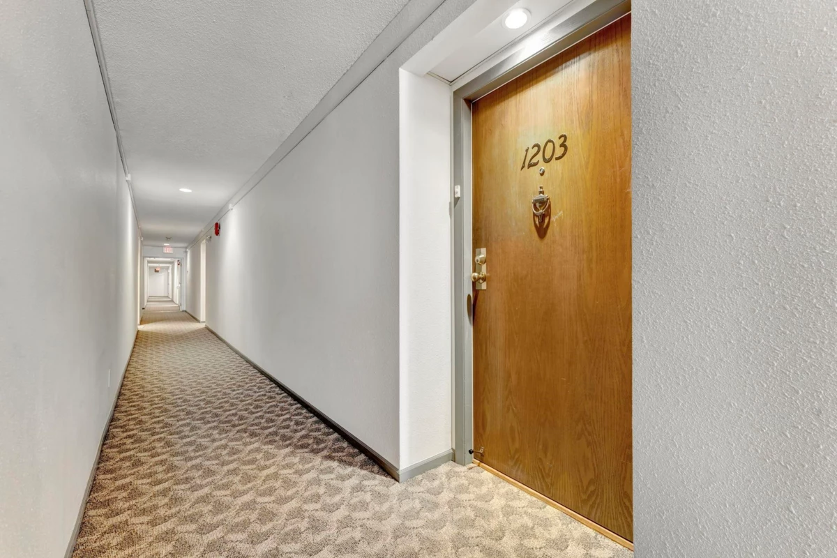 Living Room Photo of 1203 33 Chesterfield Place, North Vancouver, BC