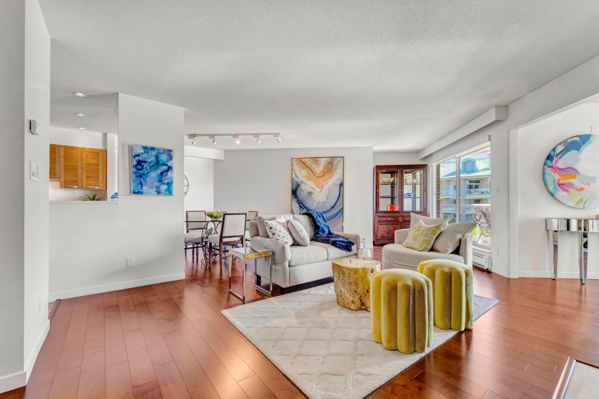 Dining Area Photo of 1203 33 Chesterfield Place, North Vancouver, BC