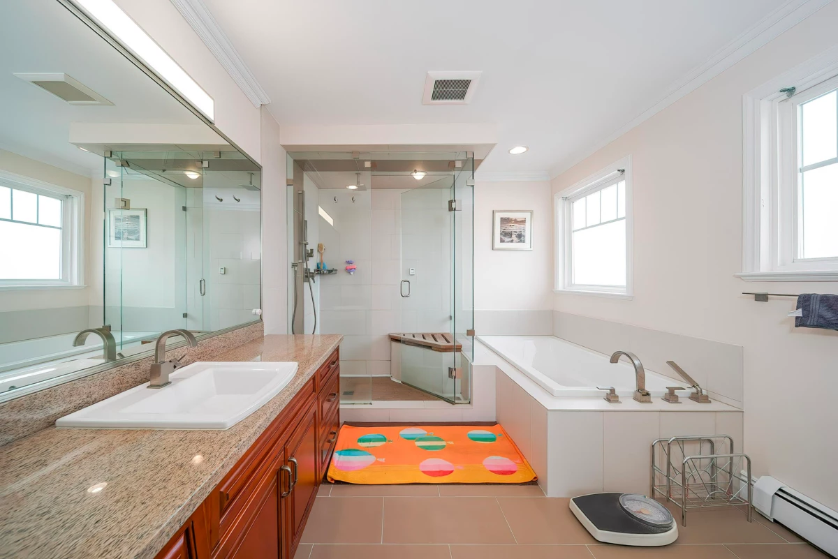 Hot Tub / Spa Photo of 1312 Tenth Avenue, New Westminster, BC