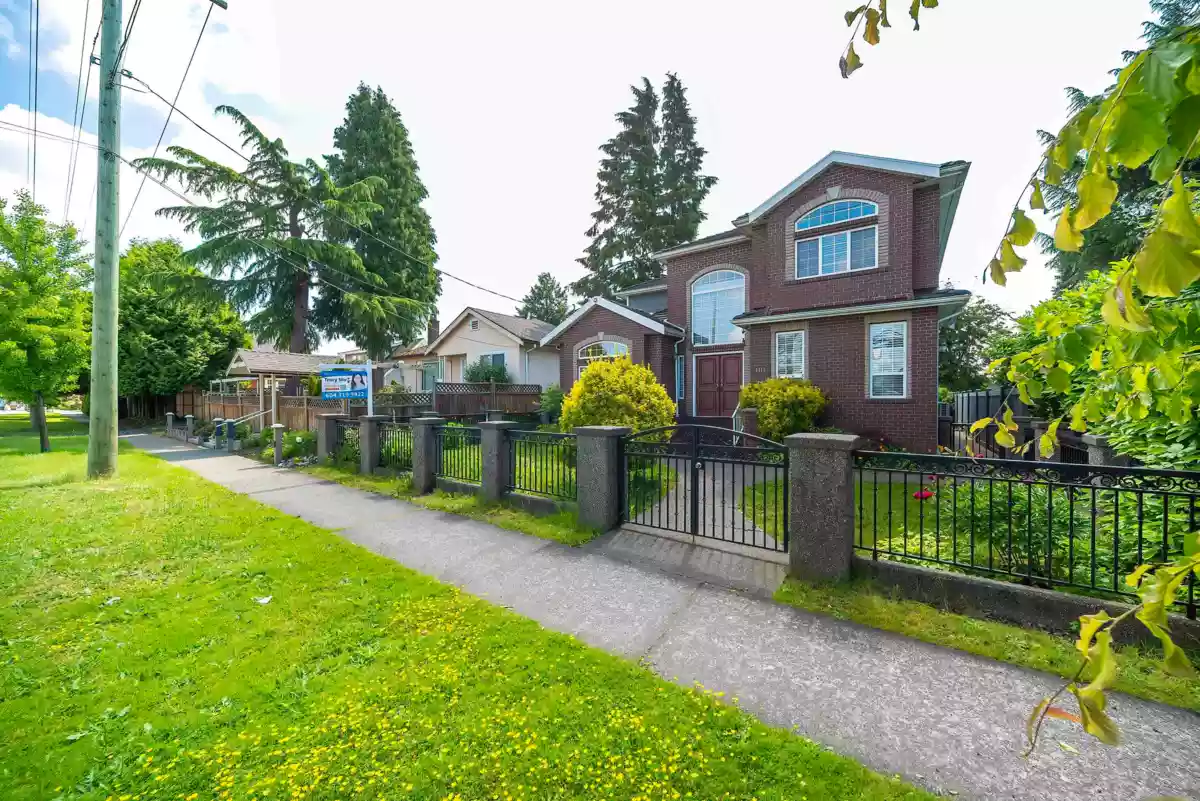Living Room Photo of 1312 Tenth Avenue, New Westminster, BC