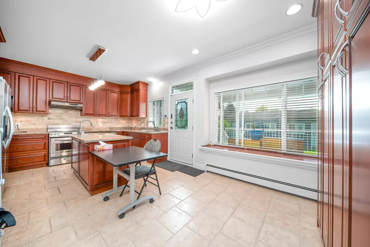 Powder Room Photo of 1312 Tenth Avenue, New Westminster, BC