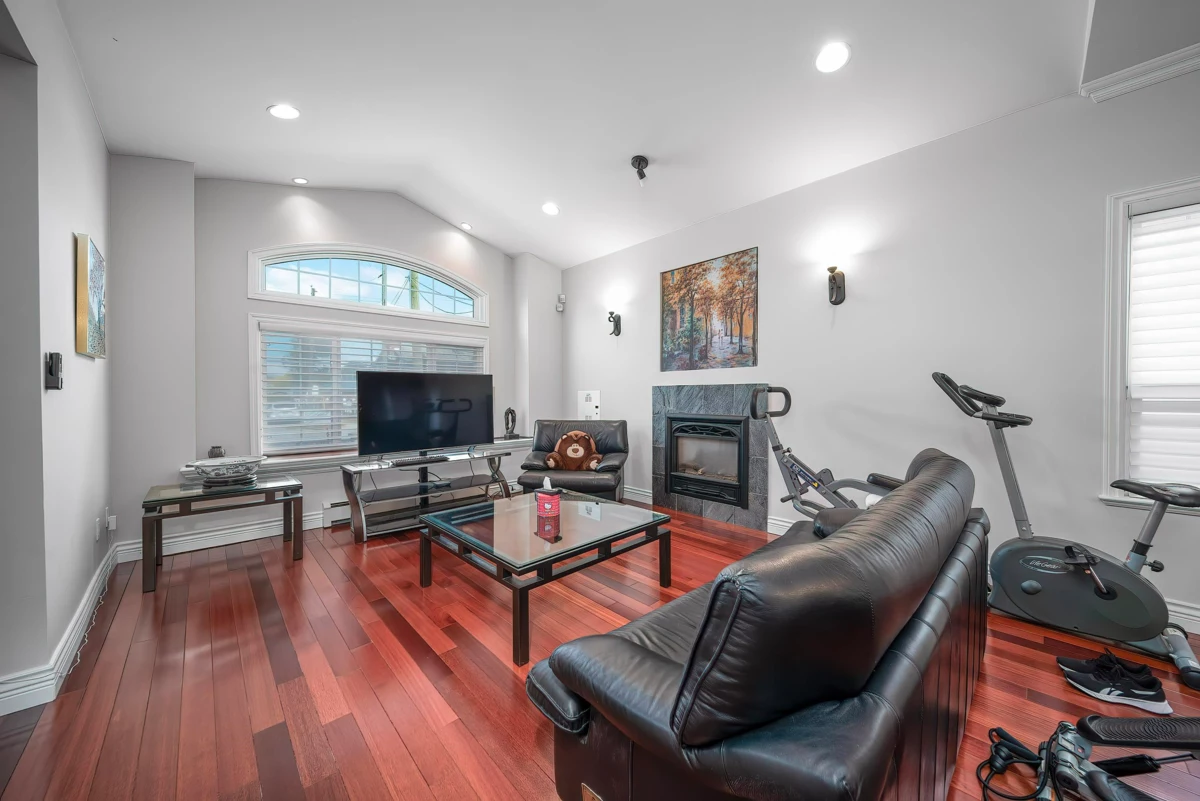 Primary Bathroom Photo of 1312 Tenth Avenue, New Westminster, BC