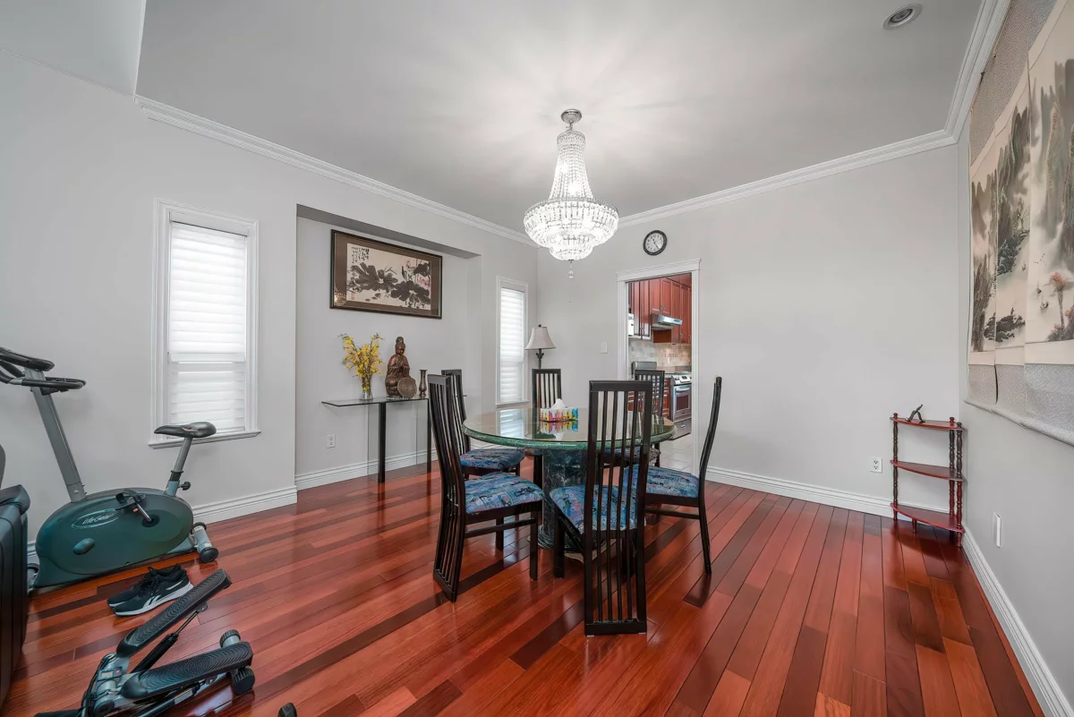 Walk-In Closet Photo of 1312 Tenth Avenue, New Westminster, BC