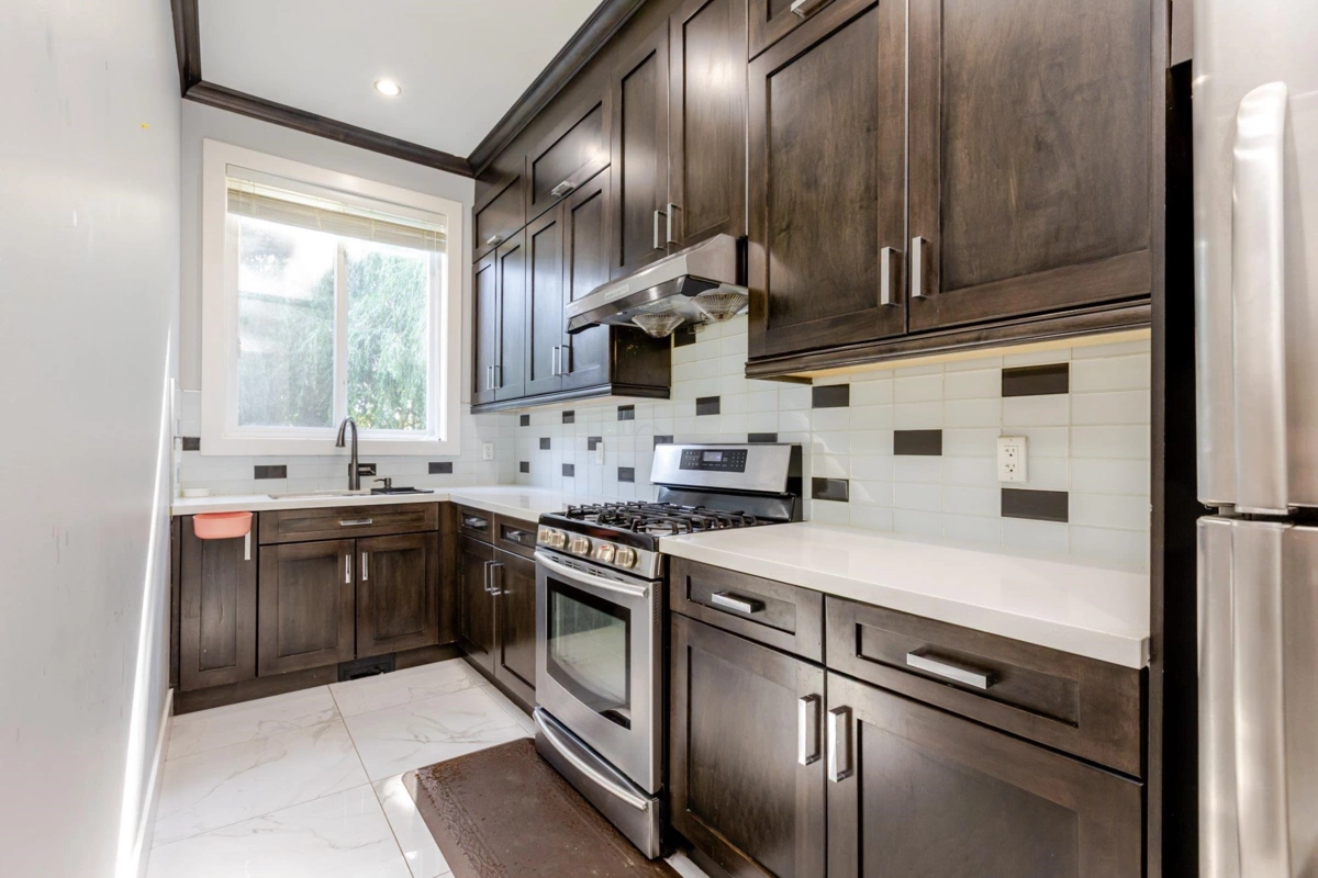 Walk-In Closet Photo of 1540 Maple Street, White Rock, BC