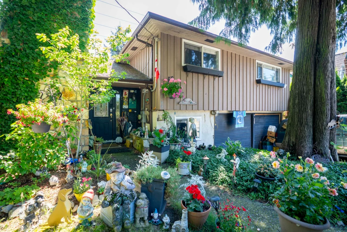 Family Room Photo of 1590 53a Street, Delta, BC