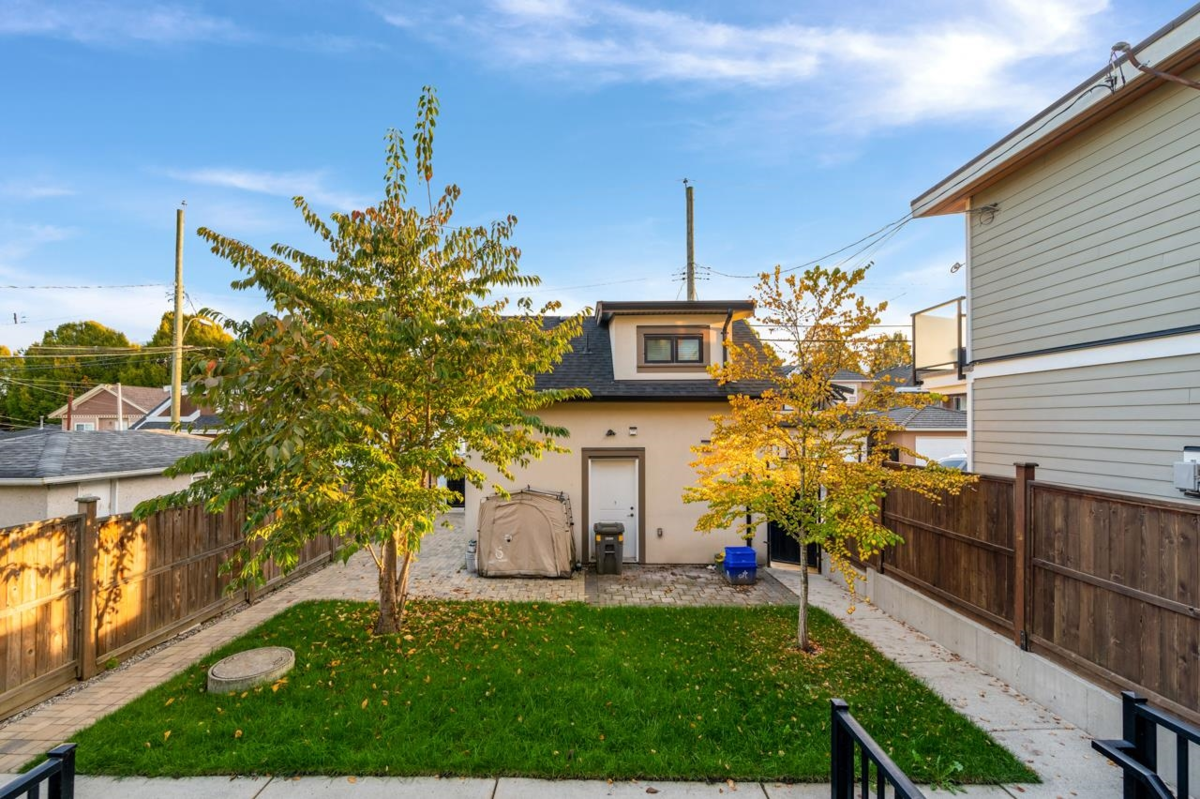 Garden / Landscaping Photo of 288 E 59th Avenue, Vancouver, BC