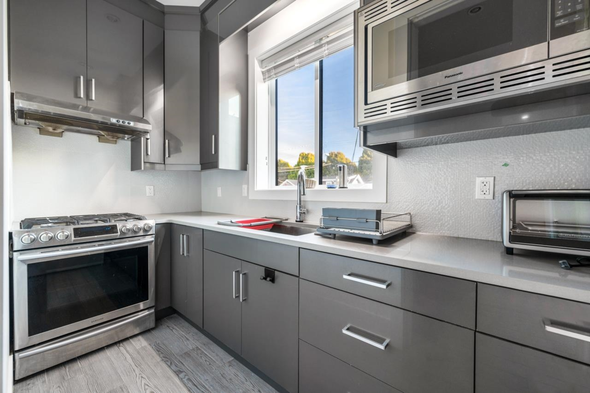 Kitchen Island Photo of 288 E 59th Avenue, Vancouver, BC
