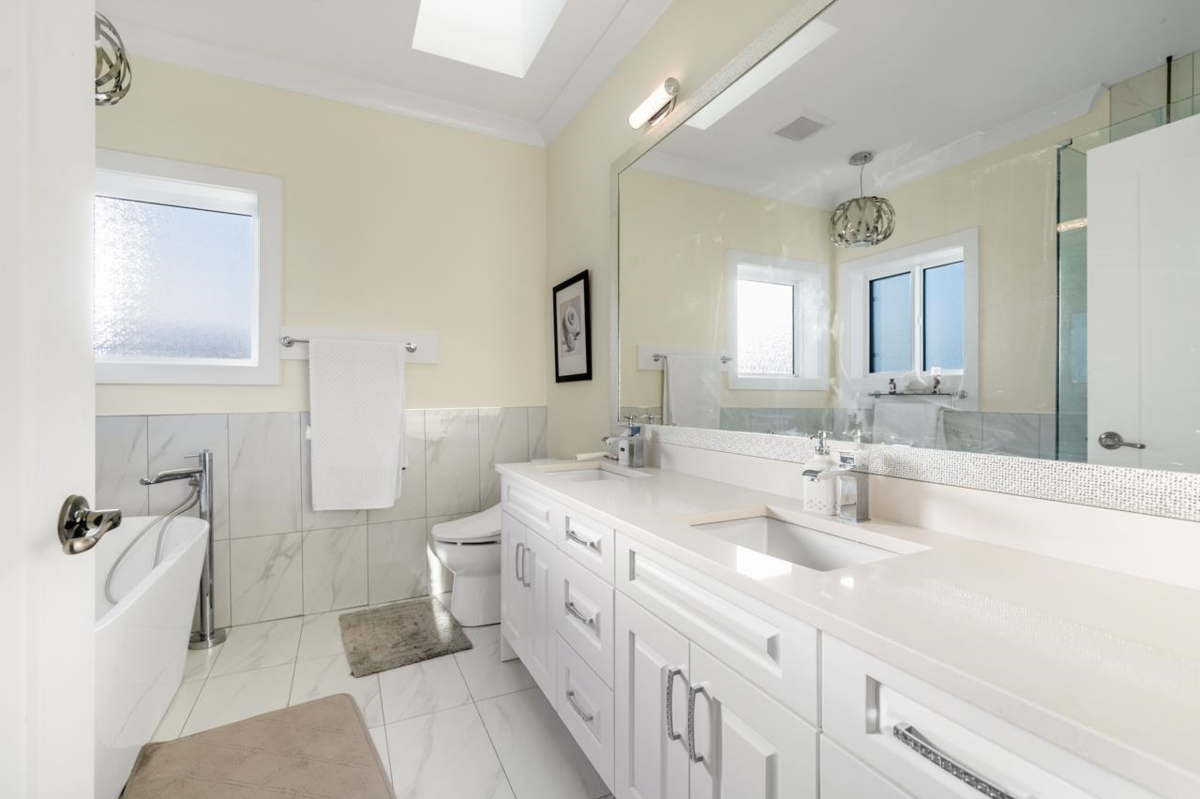 Primary Bathroom Photo of 288 E 59th Avenue, Vancouver, BC