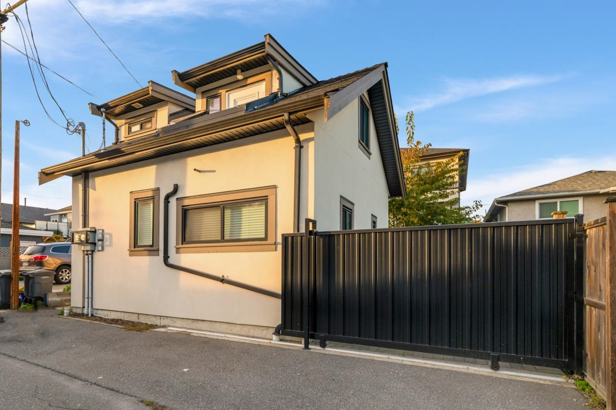 Staircase Photo of 288 E 59th Avenue, Vancouver, BC