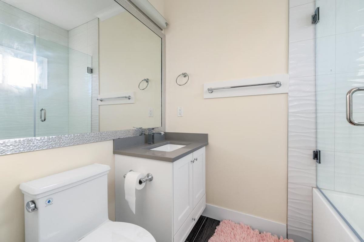 Walk-In Closet Photo of 288 E 59th Avenue, Vancouver, BC