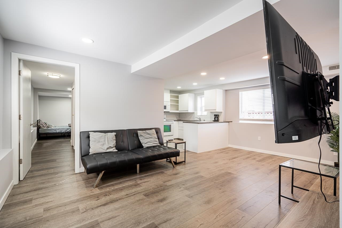 Entry Foyer Photo of 5959 Mcmurray Avenue, Burnaby, BC